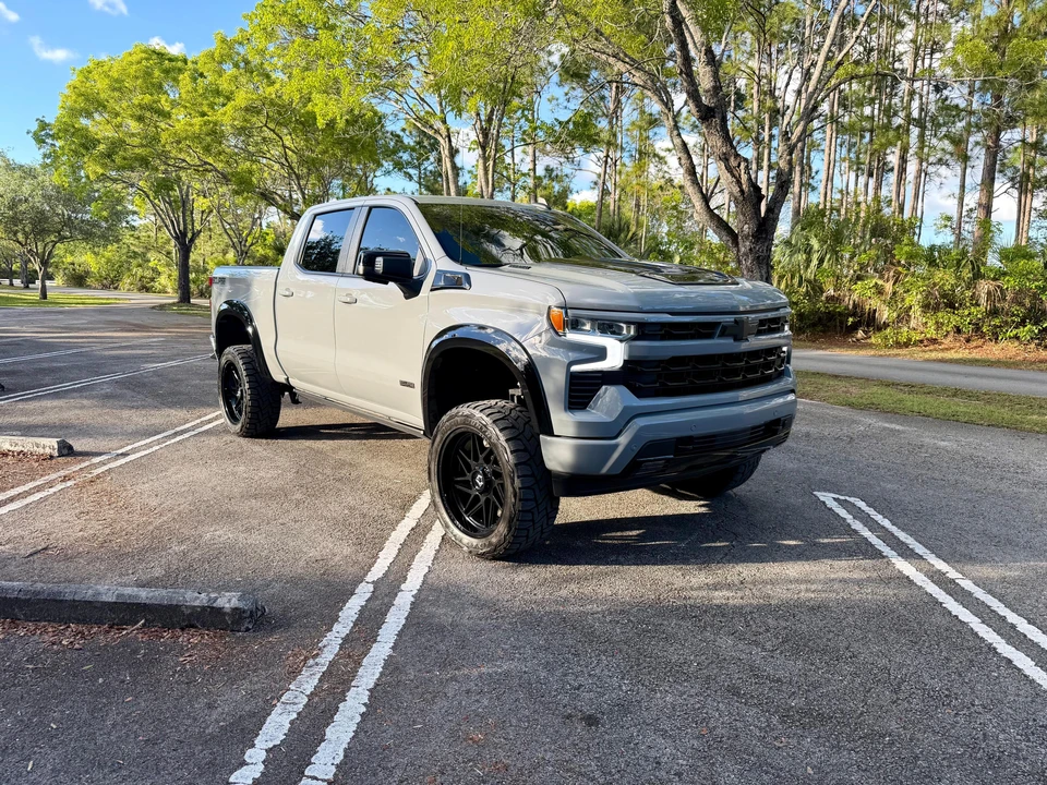 2025 Chevrolet Silverado 4th Gen - Image 18 of 31