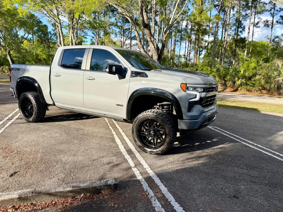 2025 Chevrolet Silverado 4th Gen - Image 17 of 31