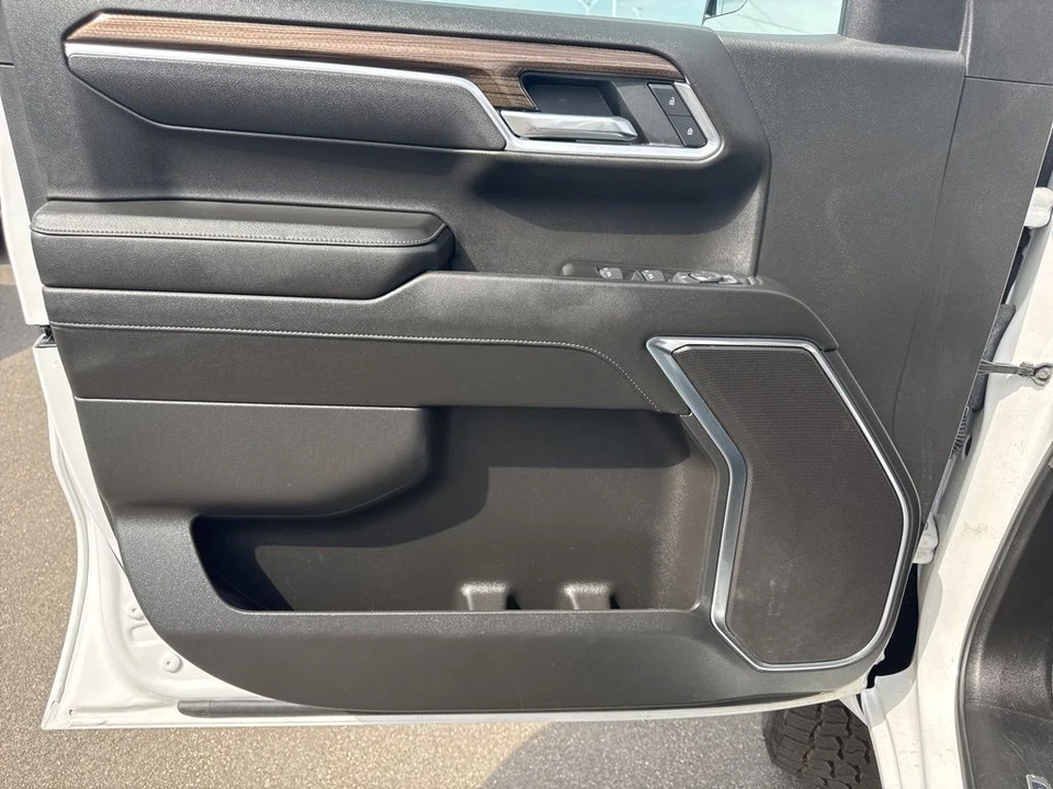 2025 Chevrolet Silverado 4th Gen - Image 26 of 31