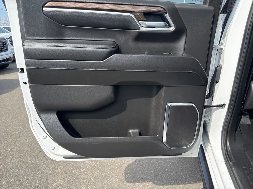 2025 Chevrolet Silverado 4th Gen - Image 28 of 31