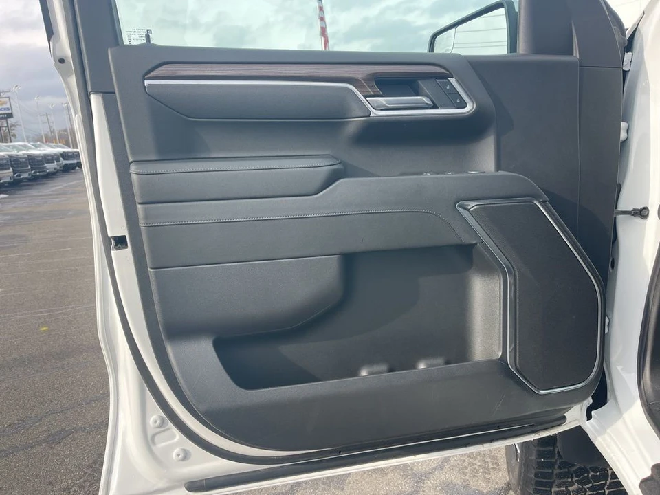 2025 Chevrolet Silverado 4th Gen - Image 9 of 12