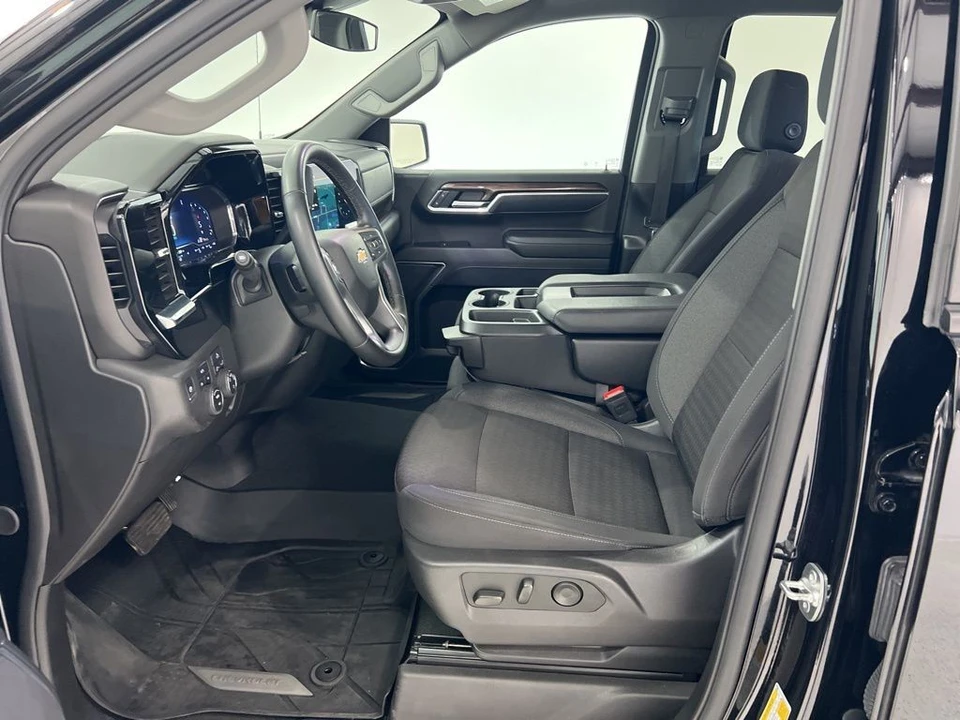 2025 Chevrolet Silverado 4th Gen - Image 18 of 30