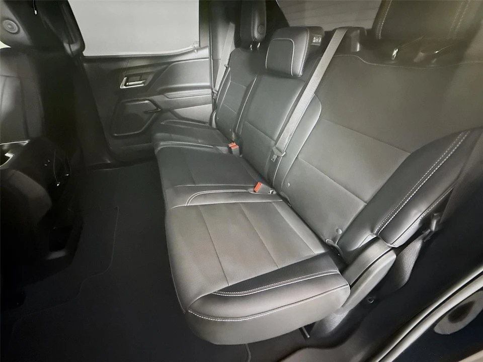2025 Chevrolet Silverado - Image 18 of 30