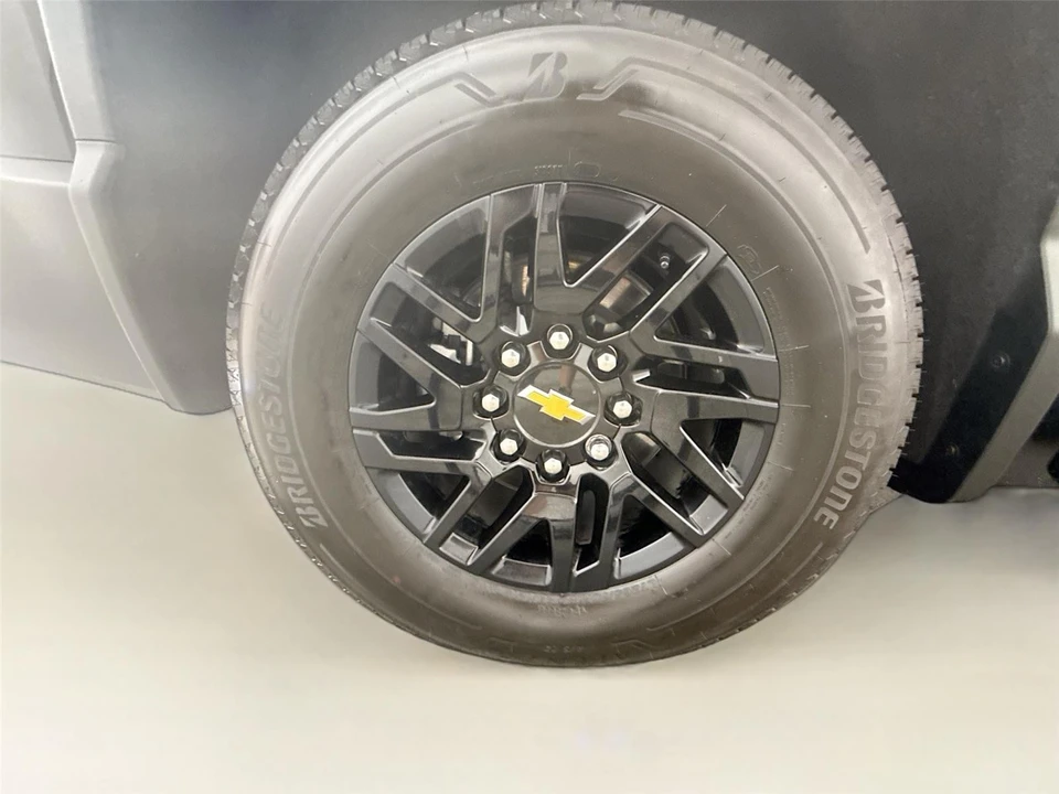 2025 Chevrolet Silverado - Image 23 of 30