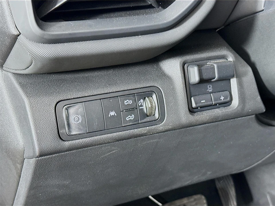 2025 Chevrolet Silverado - Image 5 of 30