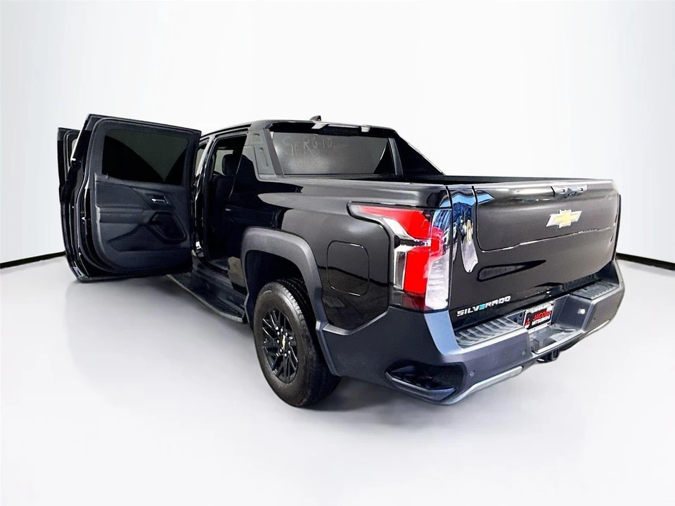 2025 Chevrolet Silverado - Image 17 of 30