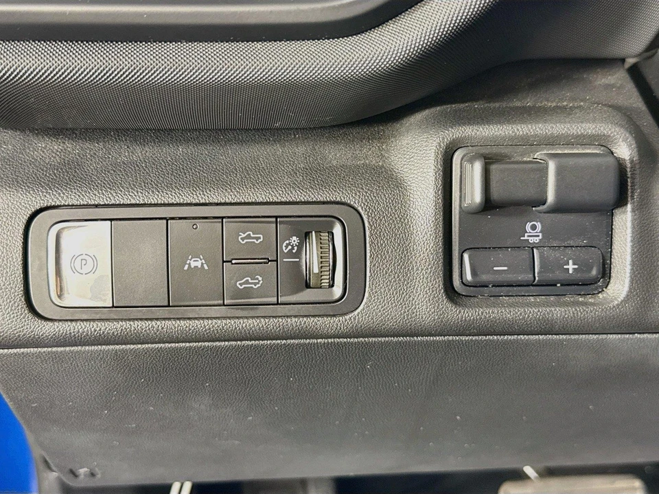 2025 Chevrolet Silverado - Image 14 of 31