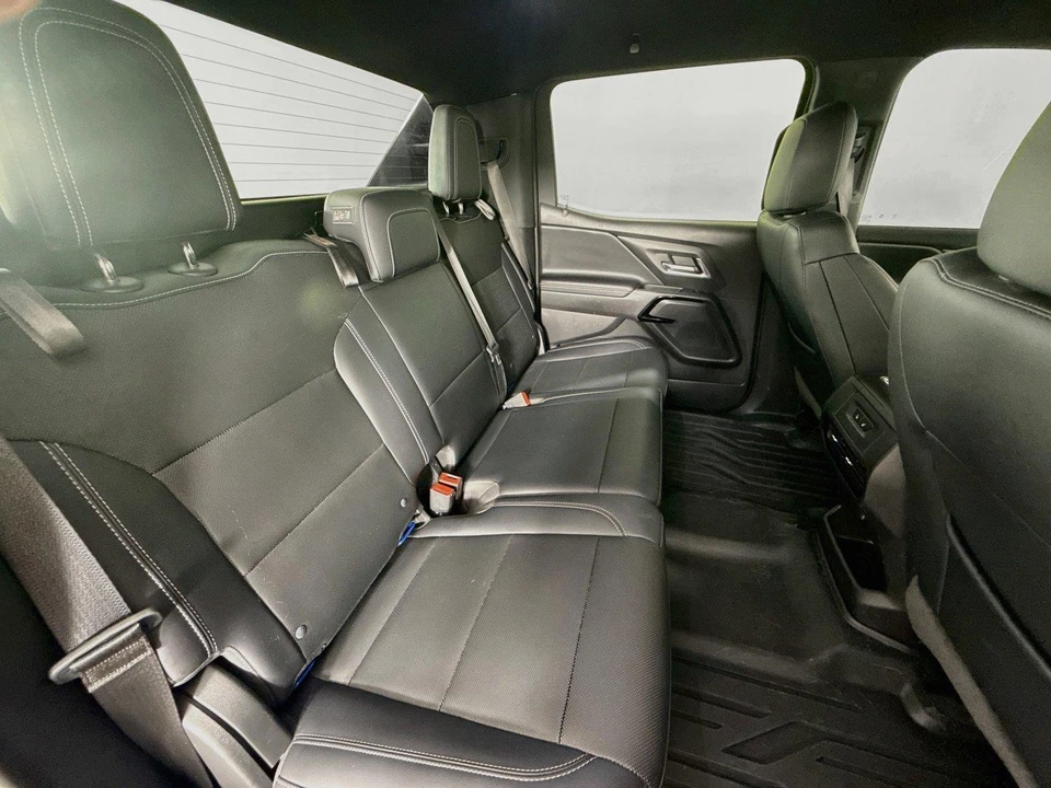 2025 Chevrolet Silverado - Image 26 of 31