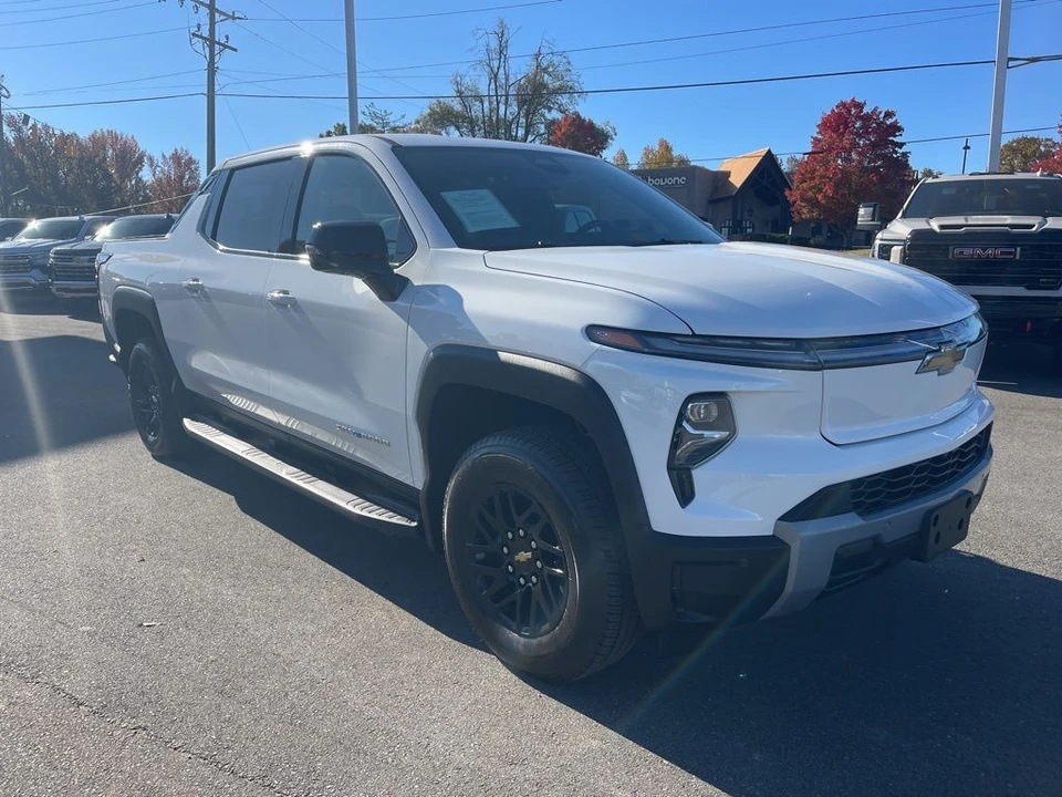 2025 Chevrolet Silverado - Image 7 of 31