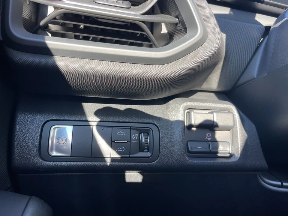 2025 Chevrolet Silverado - Image 25 of 31