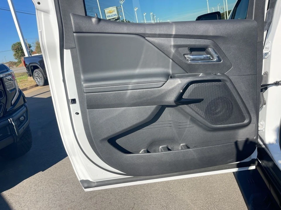 2025 Chevrolet Silverado - Image 30 of 31