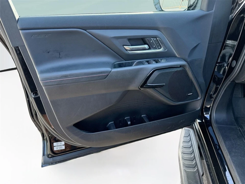 2025 Chevrolet Silverado - Image 8 of 15