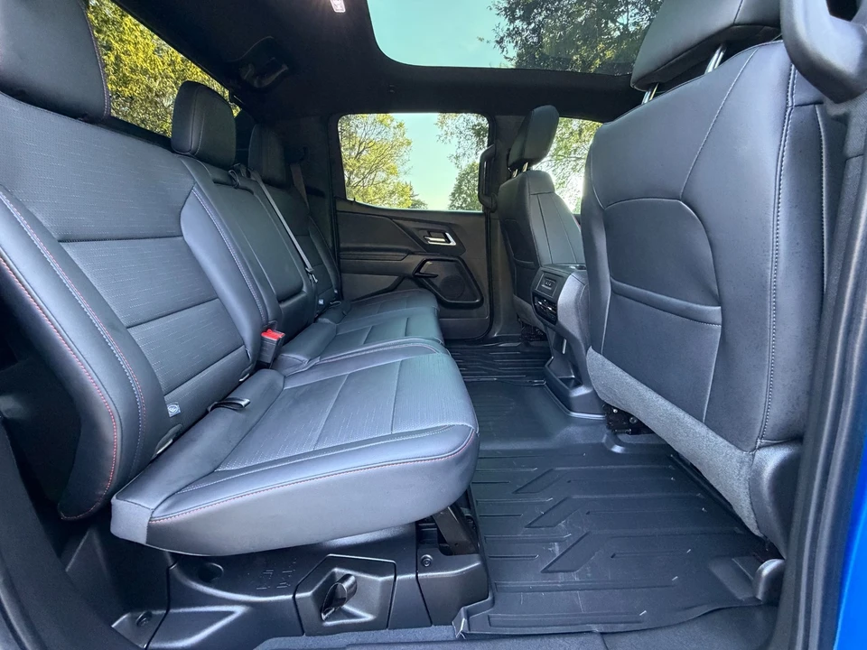 2025 Chevrolet Silverado - Image 30 of 31