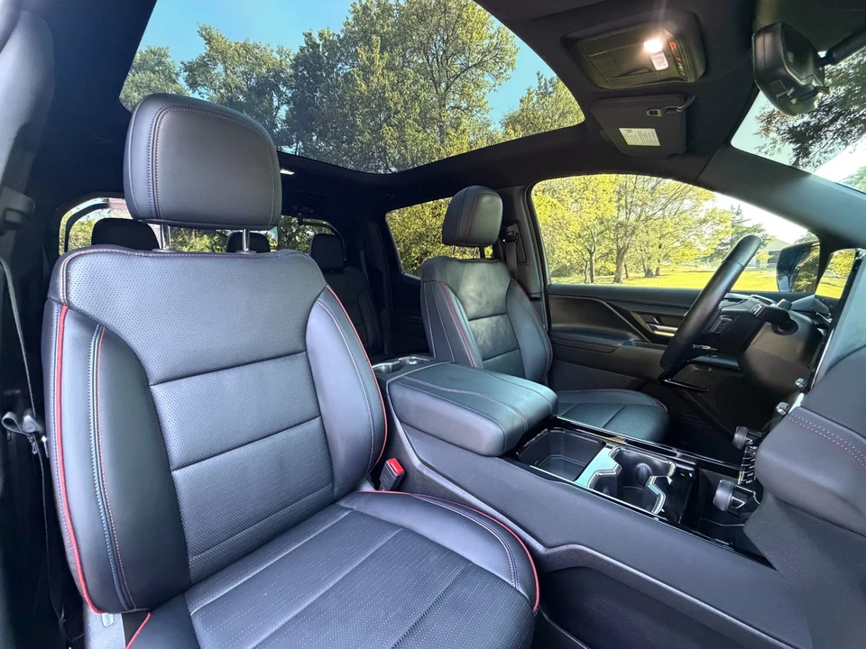 2025 Chevrolet Silverado - Image 28 of 31