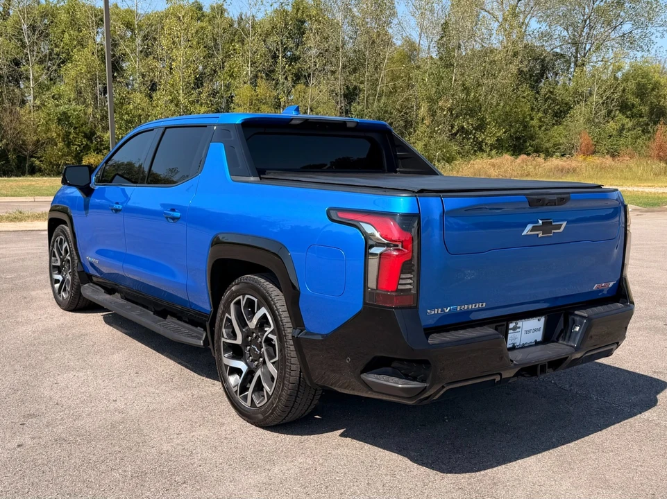 2025 Chevrolet Silverado - Image 4 of 31