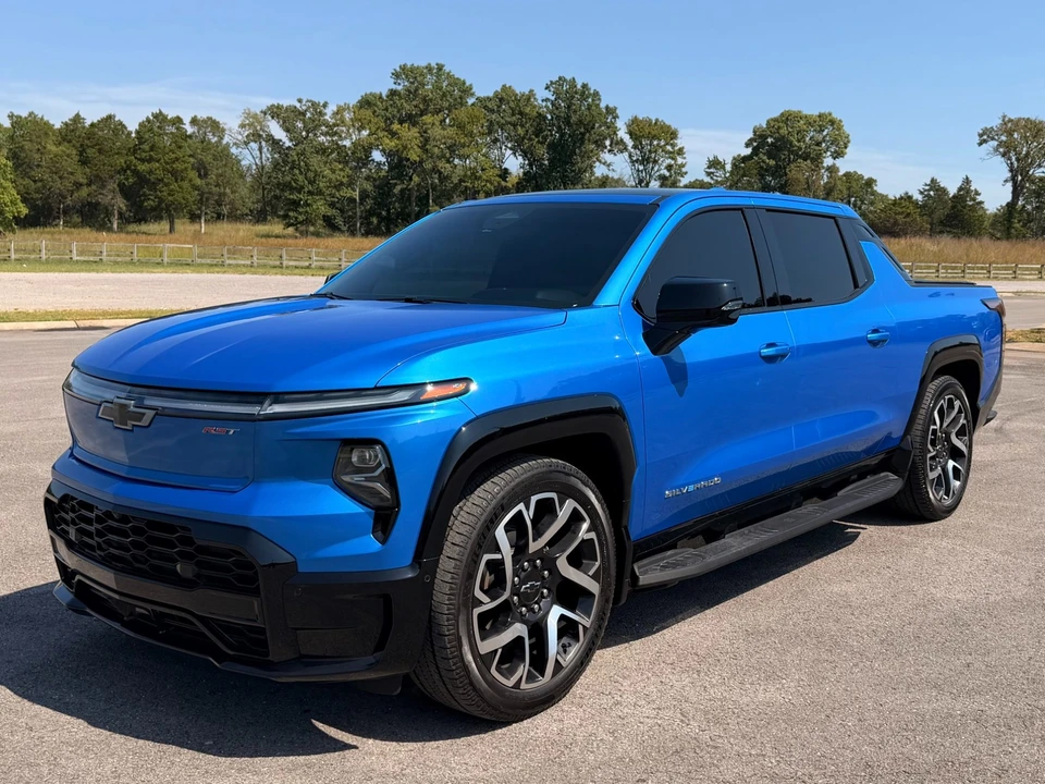 2025 Chevrolet Silverado - Image 2 of 31