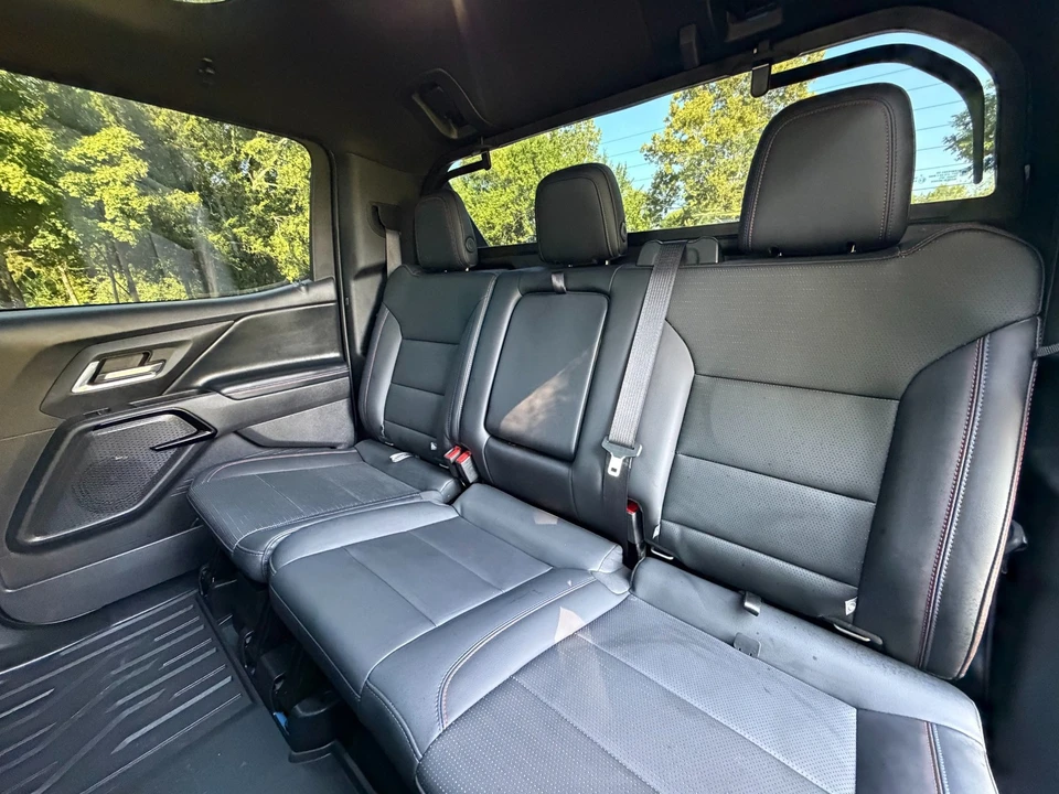 2025 Chevrolet Silverado - Image 25 of 31