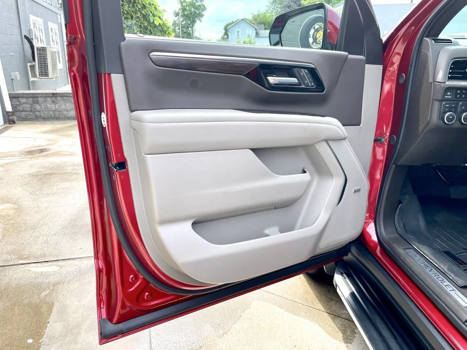 2025 Chevrolet Tahoe 5th Gen - Image 19 of 31
