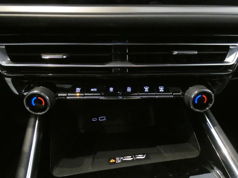 2025 Chevrolet Traverse - Image 15 of 21