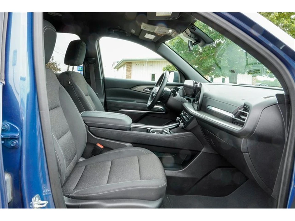 2025 Chevrolet Traverse - Image 17 of 31