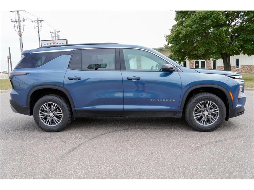 2025 Chevrolet Traverse - Image 2 of 31