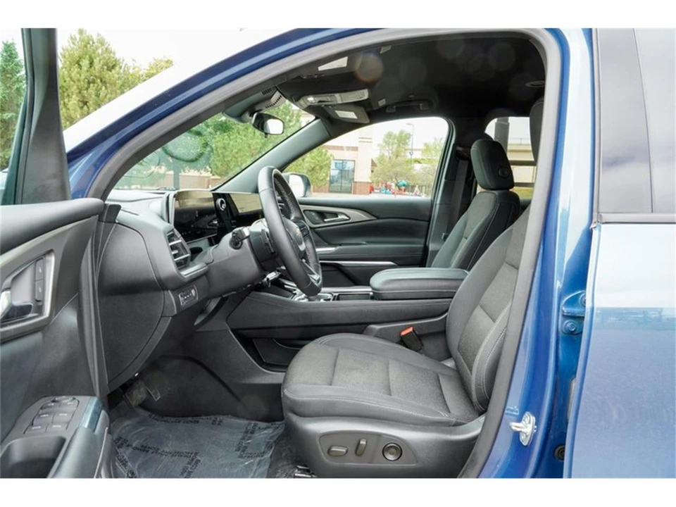 2025 Chevrolet Traverse - Image 9 of 31