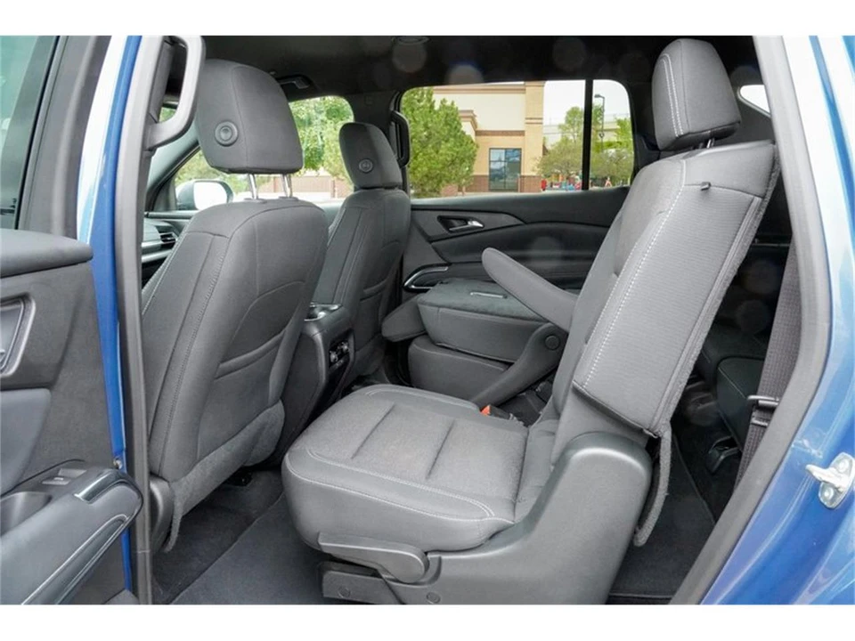 2025 Chevrolet Traverse - Image 14 of 31