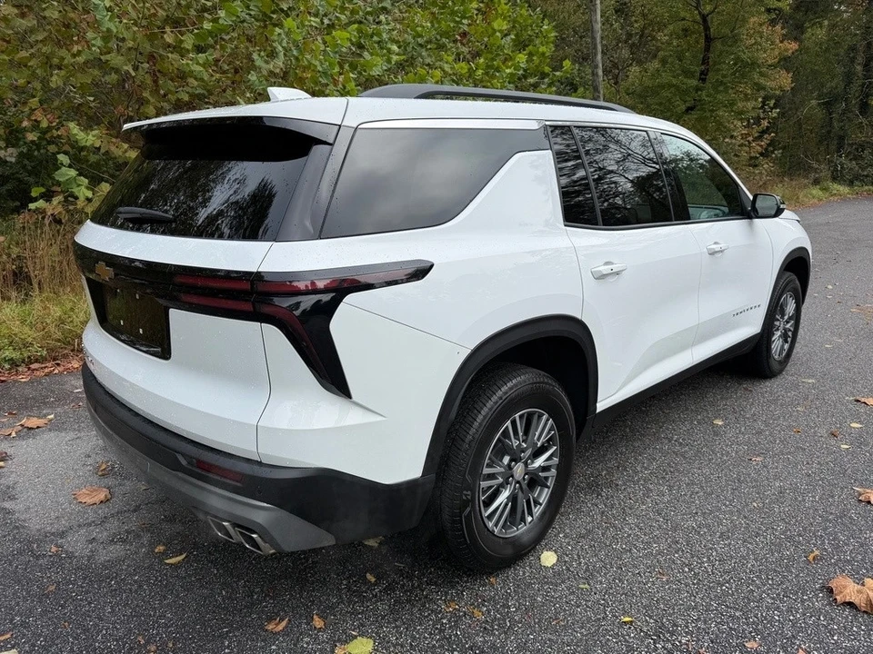 2025 Chevrolet Traverse - Image 6 of 12