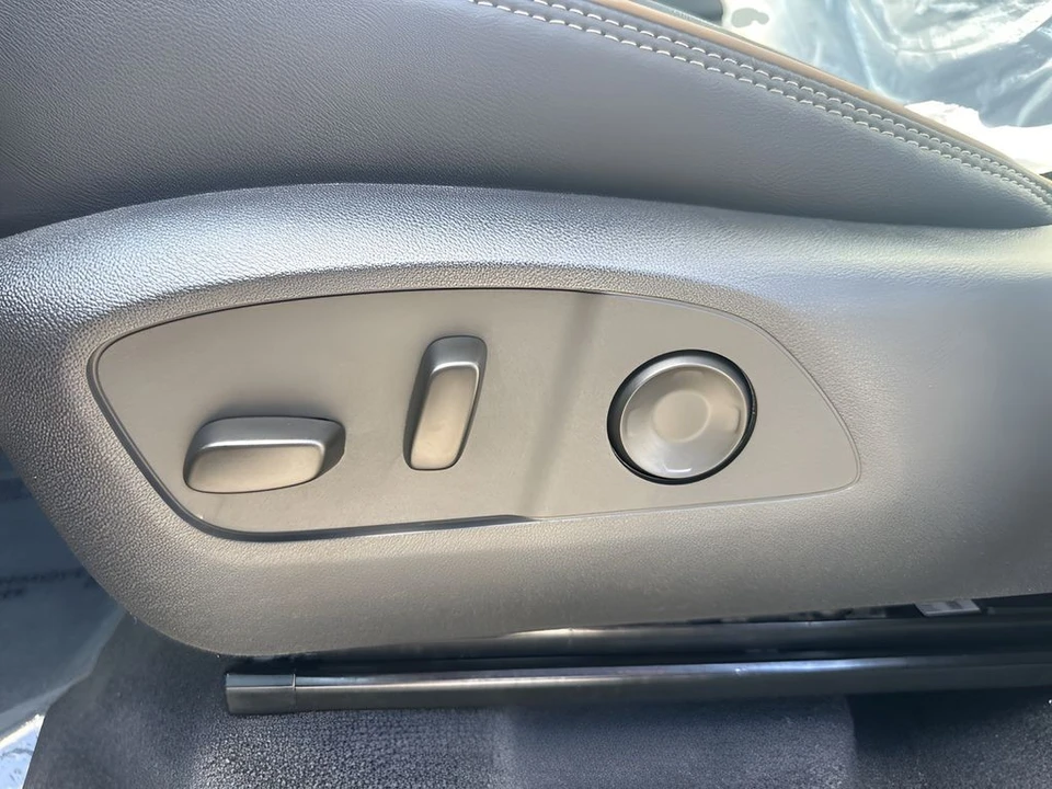 2025 Chevrolet Traverse - Image 10 of 12