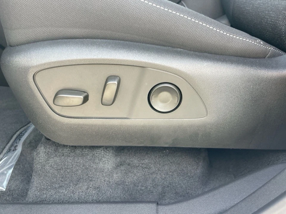 2025 Chevrolet Traverse - Image 10 of 12