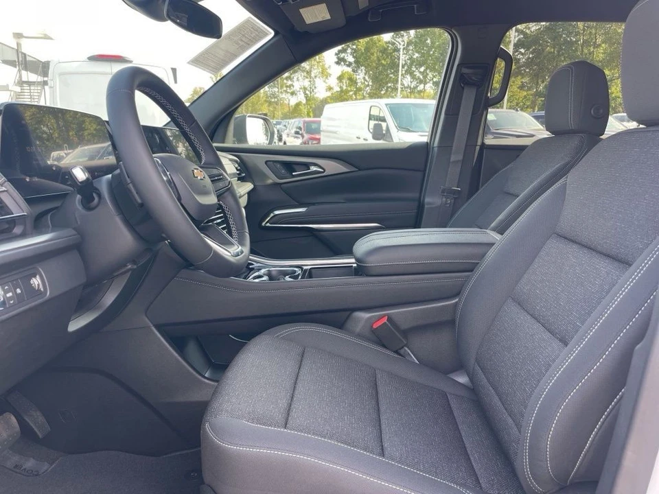 2025 Chevrolet Traverse - Image 9 of 12