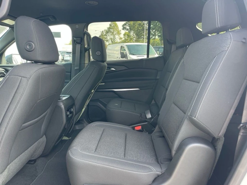 2025 Chevrolet Traverse - Image 11 of 21
