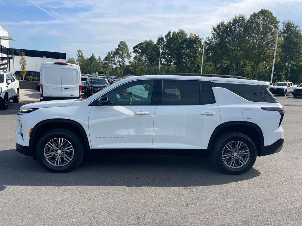 2025 Chevrolet Traverse - Image 2 of 21