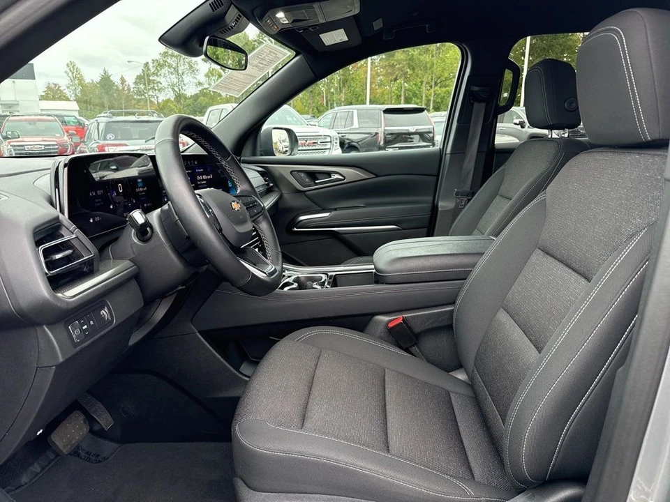 2025 Chevrolet Traverse - Image 9 of 12