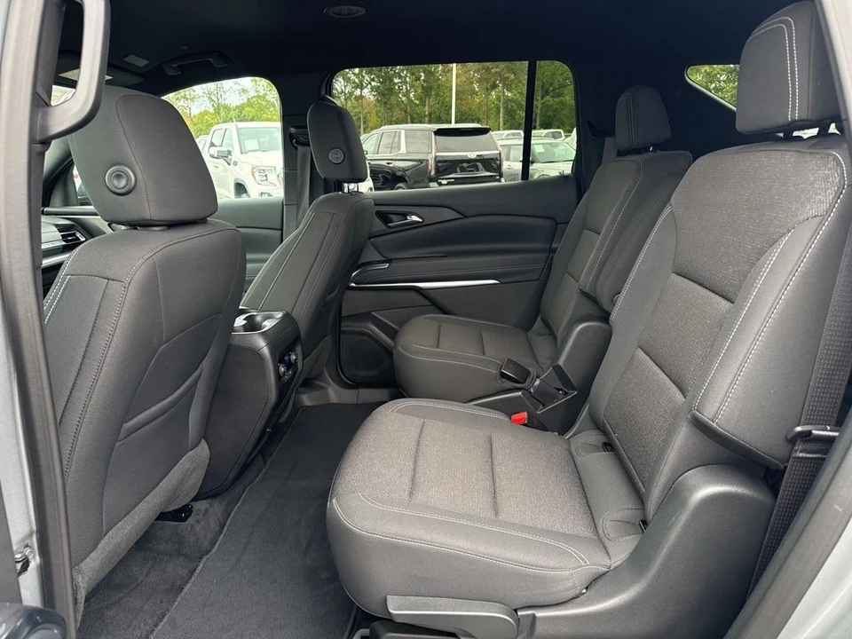 2025 Chevrolet Traverse - Image 12 of 21