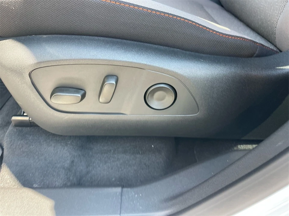 2025 Chevrolet Traverse - Image 10 of 12