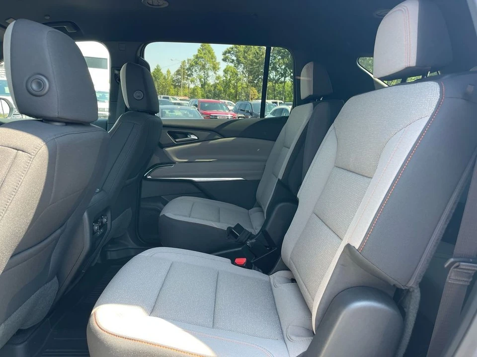 2025 Chevrolet Traverse - Image 11 of 12