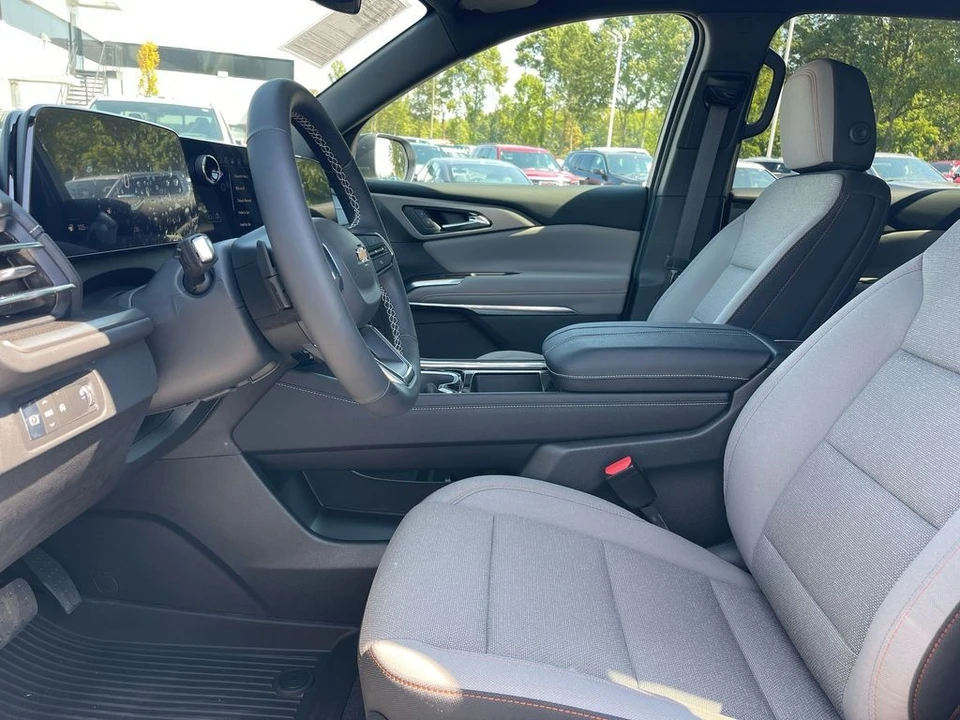 2025 Chevrolet Traverse - Image 9 of 12