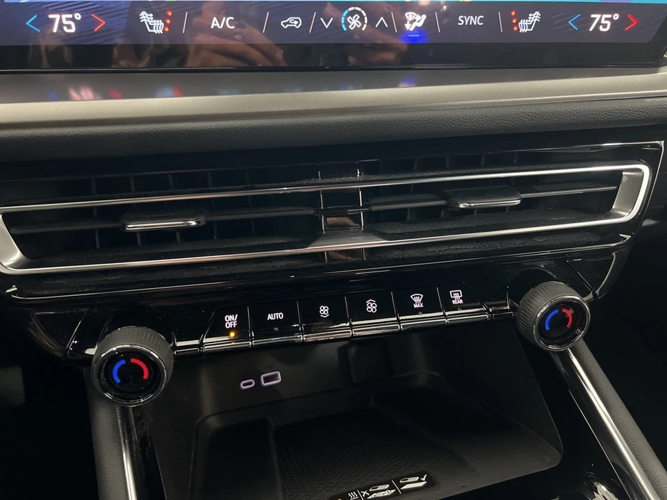 2025 Chevrolet Traverse - Image 17 of 21