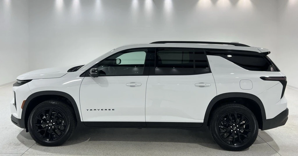 2025 Chevrolet Traverse - Image 2 of 12