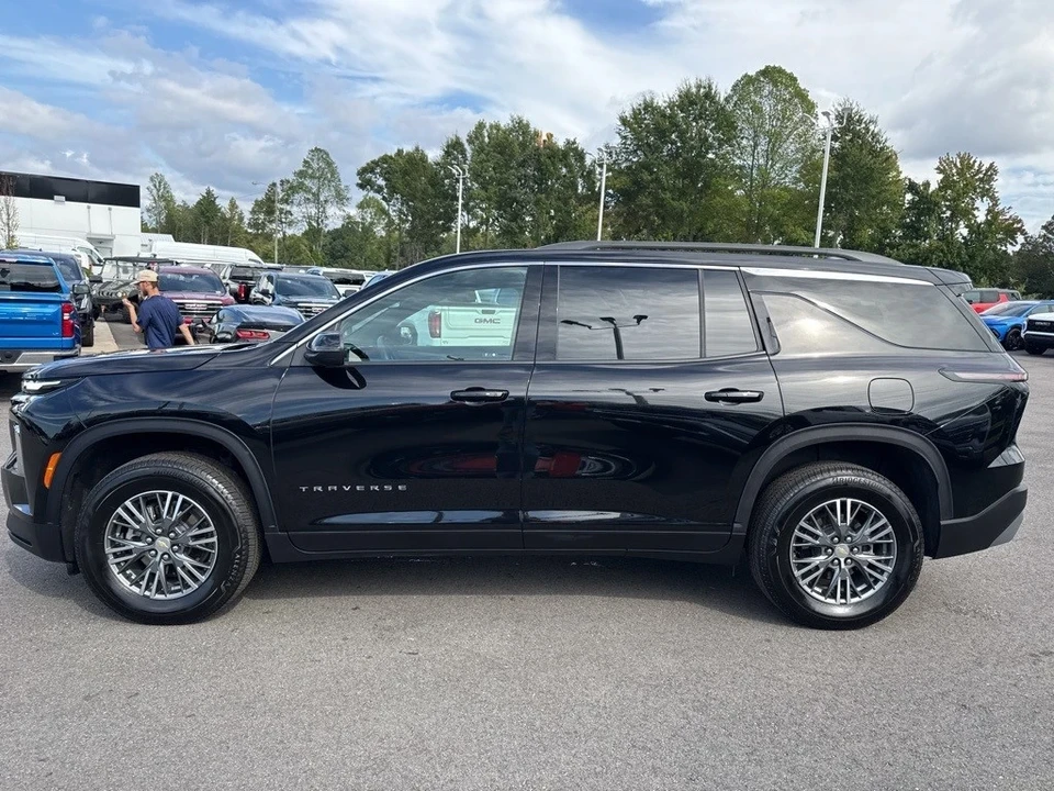 2025 Chevrolet Traverse - Image 2 of 12
