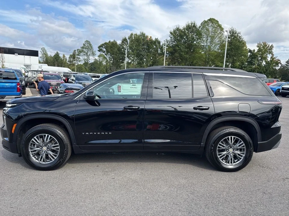 2025 Chevrolet Traverse - Image 2 of 21
