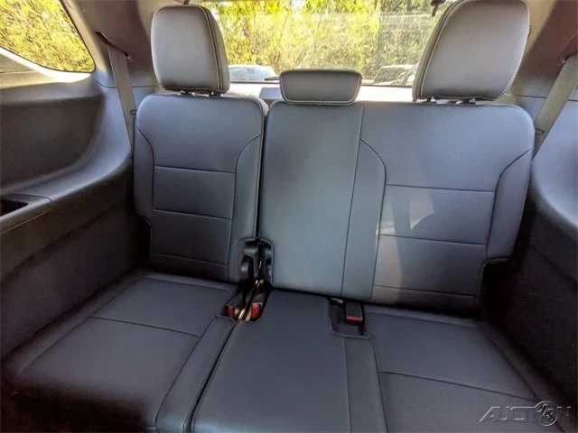 2025 Chevrolet Traverse - Image 16 of 21