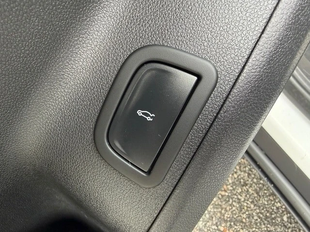 2025 Chevrolet Traverse - Image 13 of 21