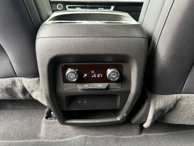 2025 Chevrolet Traverse - Image 17 of 21