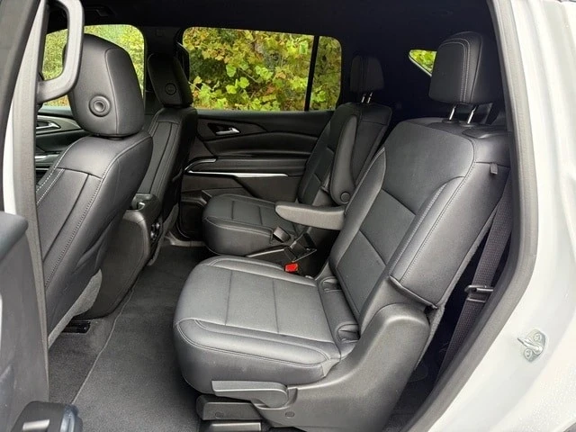 2025 Chevrolet Traverse - Image 15 of 21