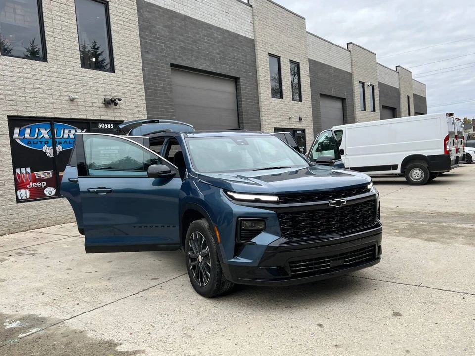 2025 Chevrolet Traverse - Image 17 of 21