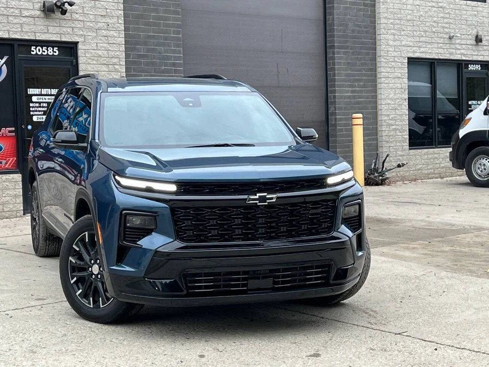 2025 Chevrolet Traverse - Image 2 of 21