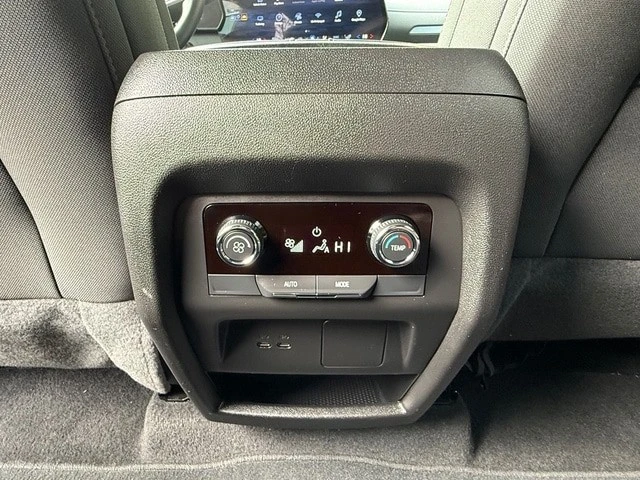 2025 Chevrolet Traverse - Image 17 of 21