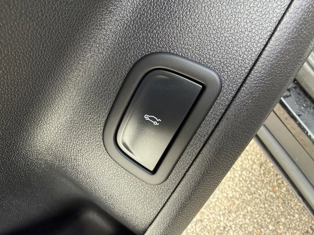 2025 Chevrolet Traverse - Image 13 of 21
